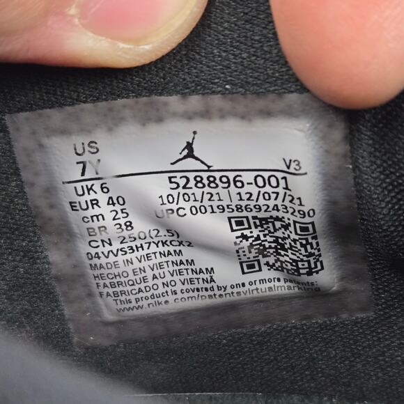 Jordan 11 Retro Low 72-10 GS Black Red Athletic Daily Sneaker Kids 7Y 528896-001 - Picture 13 of 13